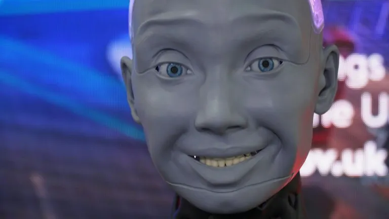 ¡Impactante! Presentan robot que imita expresiones humanas las vegas