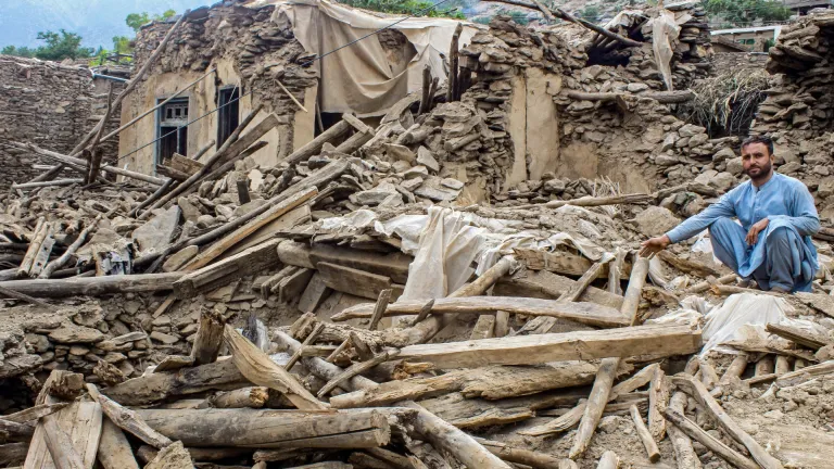 Sismo en Afganistán deja más de 2.200 muertos