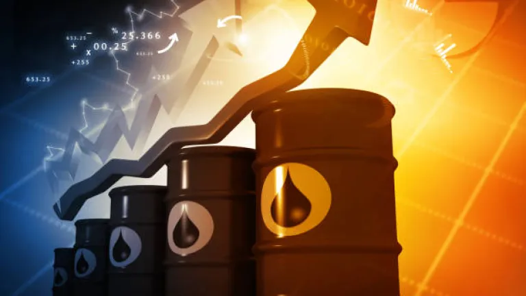 Sube el petróleo tras sanciones a flota fantasma rusa