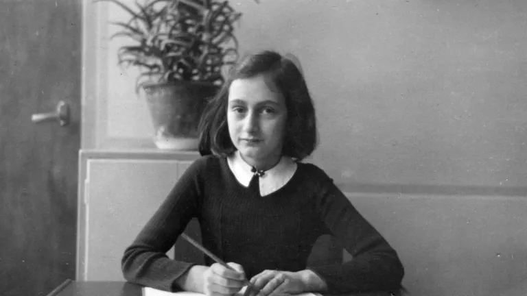 ¿Quién traicionó a Ana Frank y a su familia?