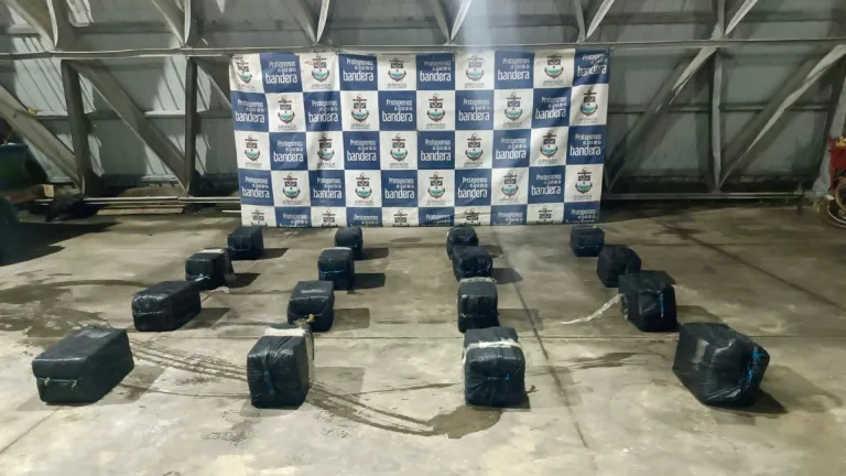 Armada intercepta lancha con 413 kg de cocaína