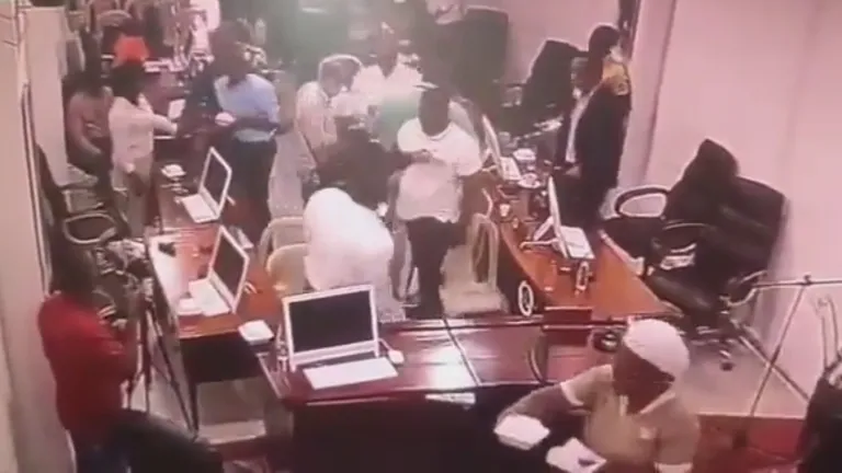 Video: escolta golpea a diputados en Chocó