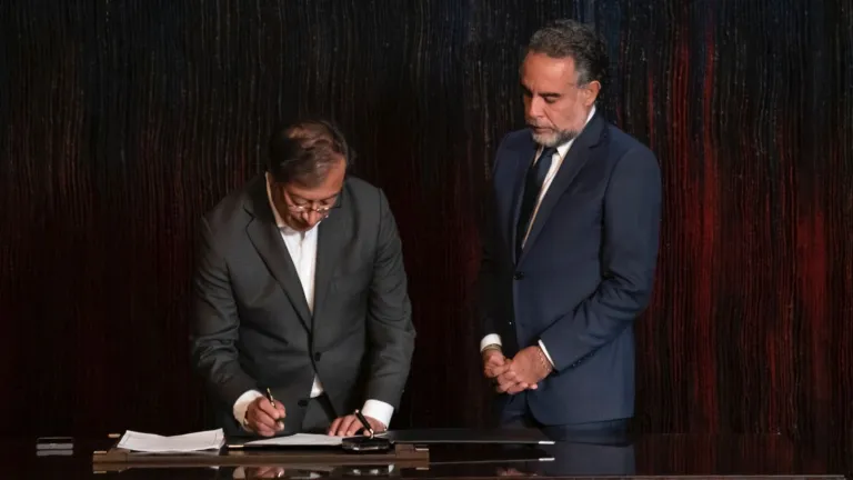Petro posesionó al embajador de Colombia en Venezuela, Armando Benedetti