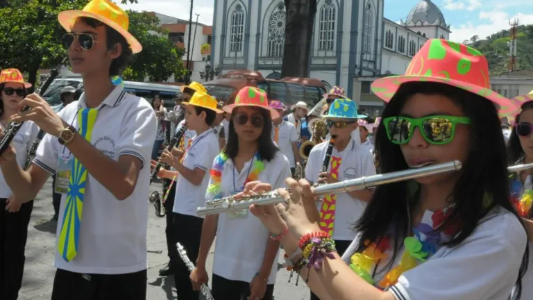 ¡Sonidos únicos! Jóvenes de Caldas deslumbran con su música de bandas