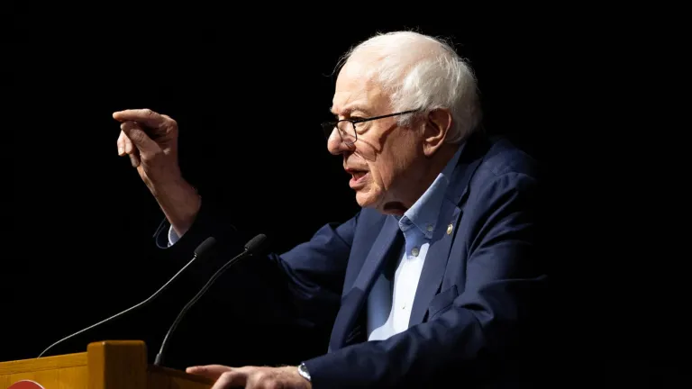 Bernie Sanders critica a Trump tras ataques a Irán