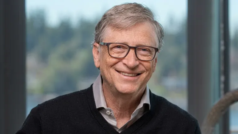 Bill Gates considera insuficiente la autorregulación de las empresas de IA y plantea la necesidad de leyes y mecanismos de supervisión.