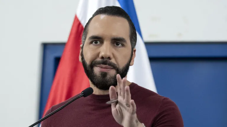 Bukele dice que prohibición total de minería en El Salvador es "absurdo"