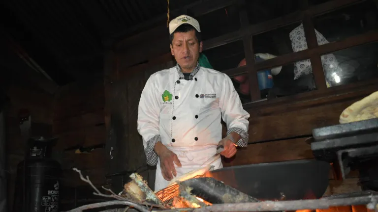Aníbal Criollo, chef indígena quillasinga en su cocina tradicional