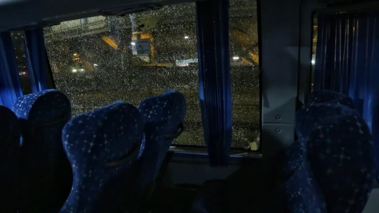Hinchas de Santa Fe atacaron bus de Millonarios en El Campín