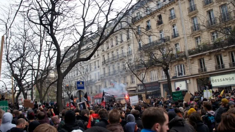 Más de 420 detenciones en protestas en Francia, tras muerte de joven 