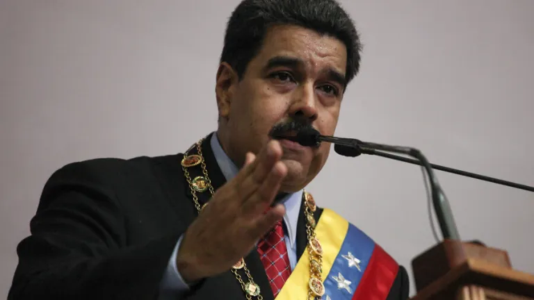 Nicolás Maduro cambia a embajador en Colombia