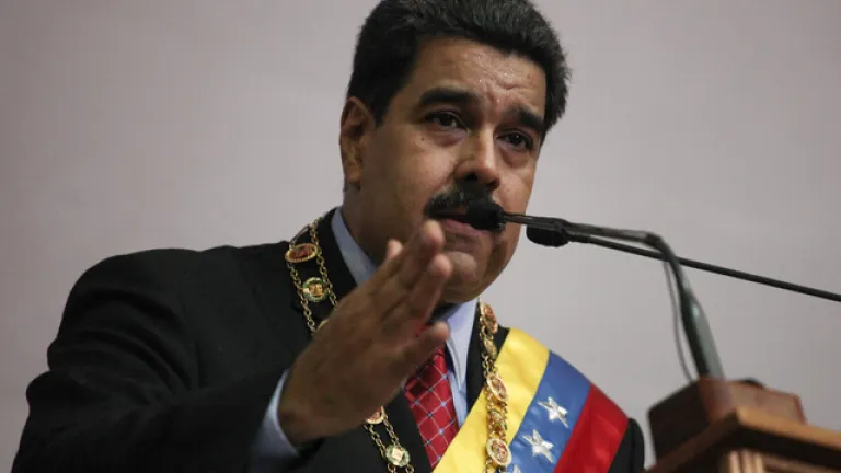 Maduro ordena medidas para proteger tasa del dólar tras baja del bolívar
