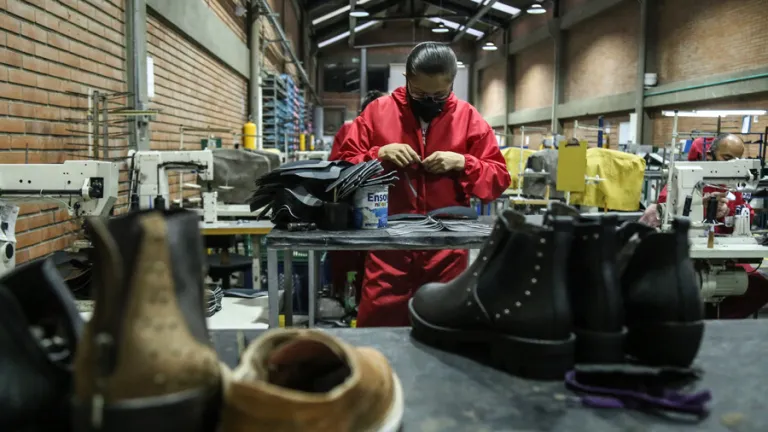 Gobierno prorroga impuesto del 35% a importación de calzado 