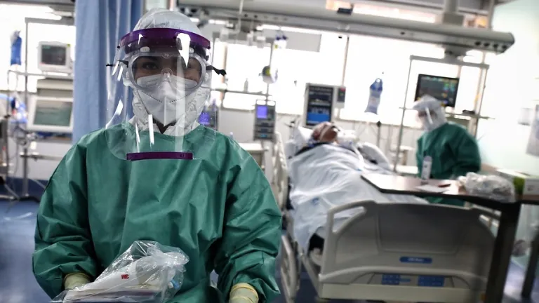 Personal médico atiende a paciente con Covid-19