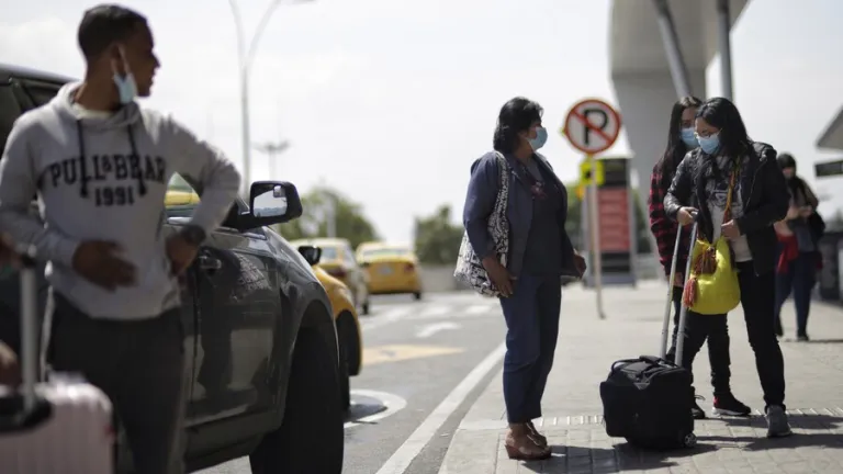Cinco millones de colombianos podrían salir del país | Temporada de fin de año 