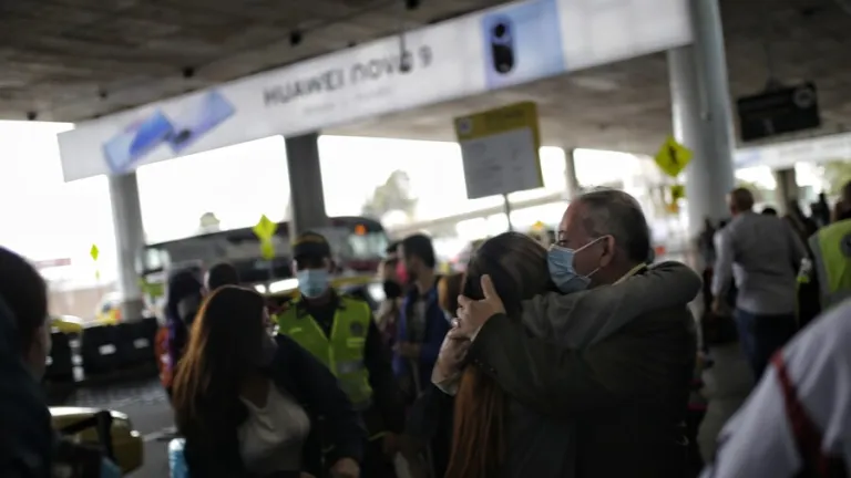 ¿Puedo despedirme de un familiar en el Aeropuerto El Dorado?