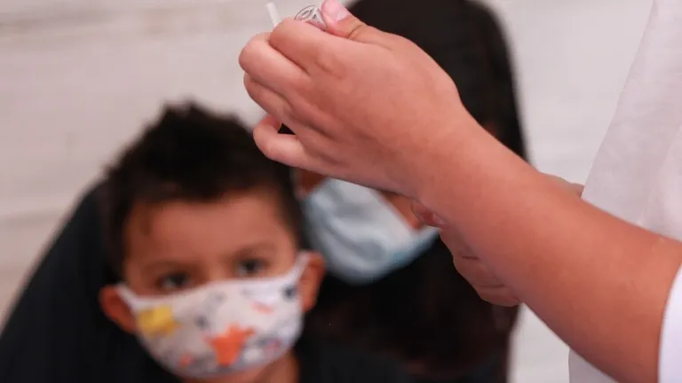 Vacuna Moderna autorización en Colombia para niños de 6 a 11 años