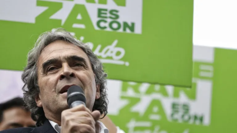 Encapuchados sacaron a Sergio Fajardo de la Tecnológica de Pereira