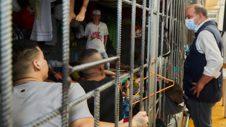 Hacinamiento en centros de detención transitoria en el 200 por ciento
