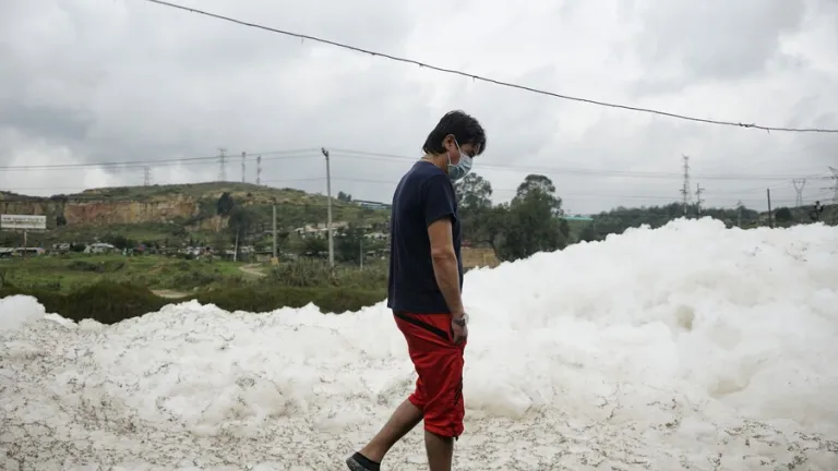 Espuma contaminante del río Balsillas en Mosquera