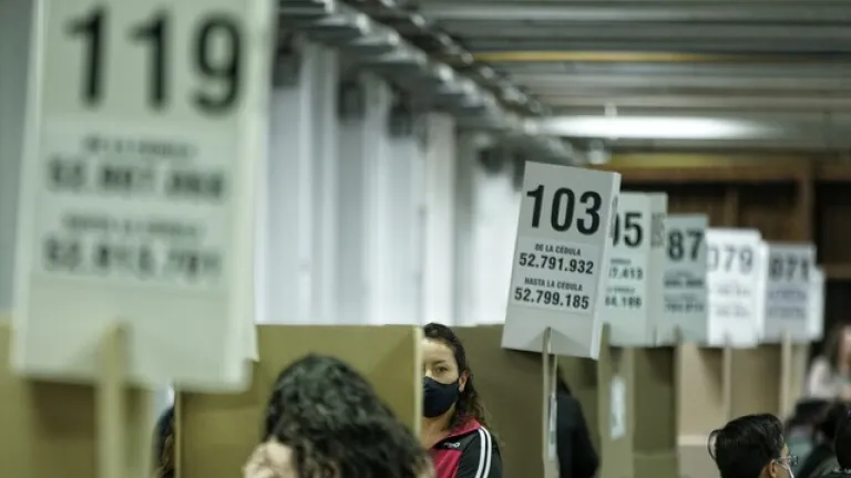 Denuncia a la registradora nacional