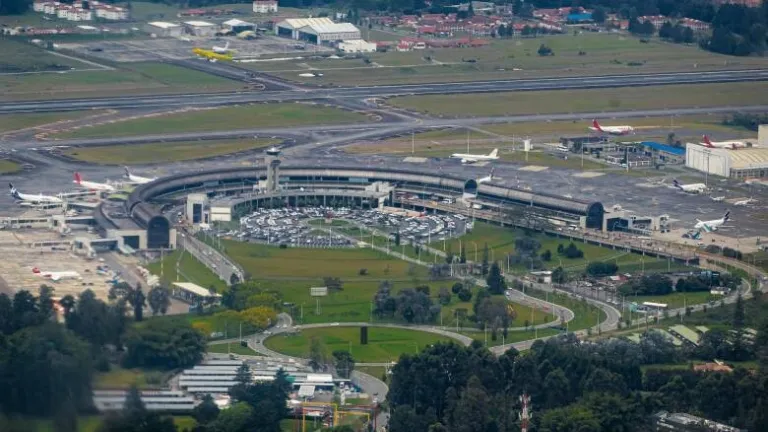 Abren investigación por accidente de avioneta que dejó 8 muertos en Medellín