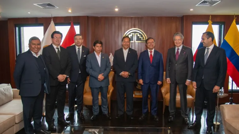 Presidente Petro concluyó su primer viaje internacional en Perú