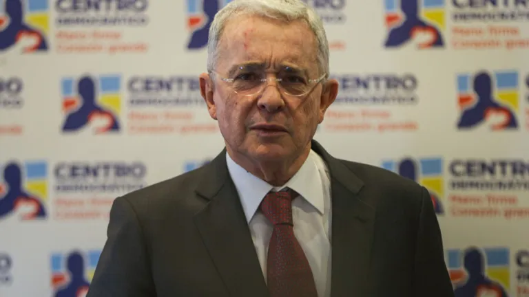 Aplazan audiencia contra Álvaro Uribe por calumnia agravada