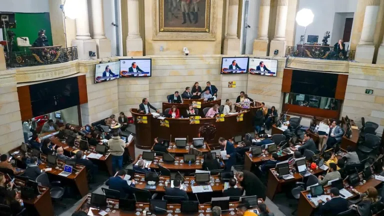 ¿Cuánto ganarán los congresistas en 2023? Petro firmó aumento salarial