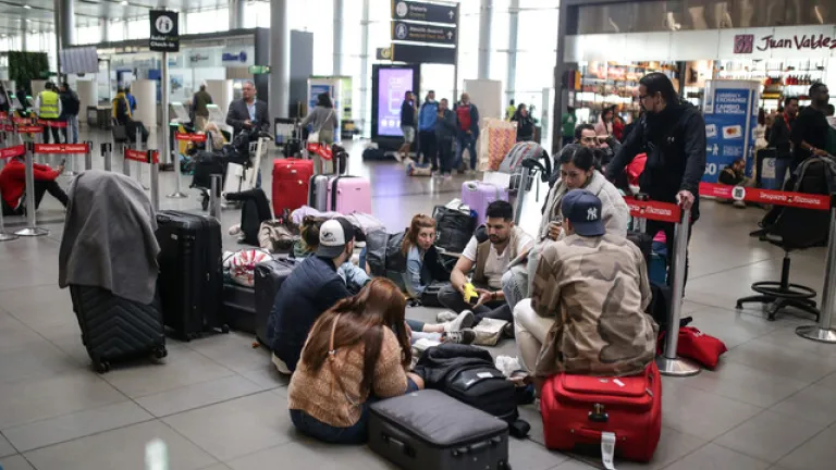Piden más protección a viajeros varados por crisis de aerolíneas