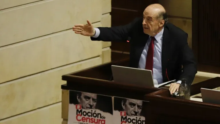 Moción de censura se hunde contra Álvaro Leyva