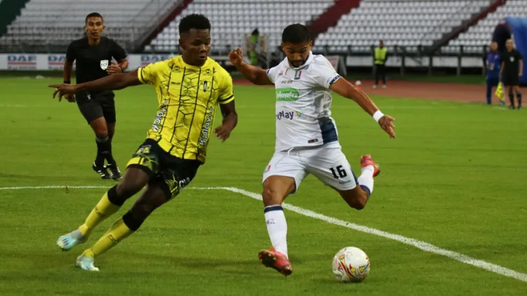 Once Caldas: hinchas invadieron la cancha y agredieron a jugadores