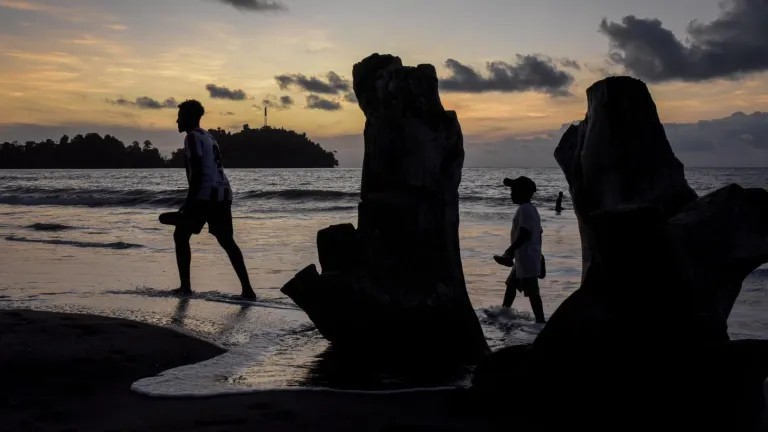 Turistas en municipio de Nuquí en la costa pacifica del departamento del Chocó