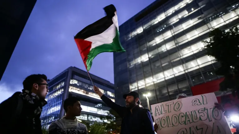 En Colombia, manifestantes piden liberación de Palestina.