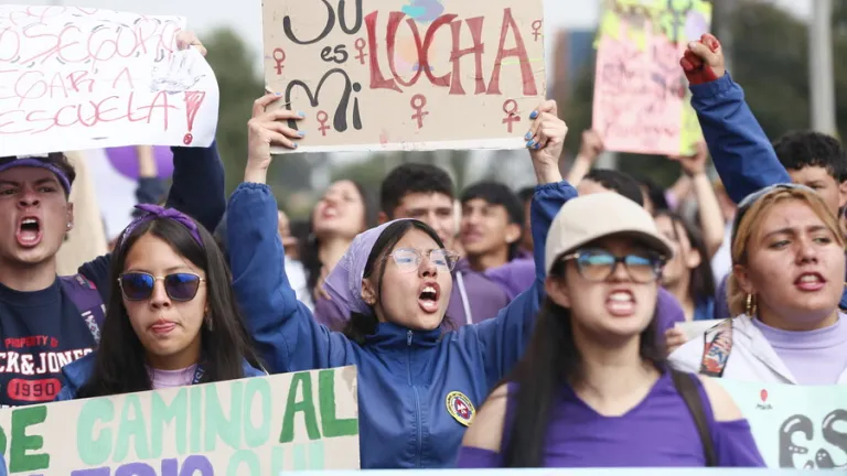 Cientos de manifestantes realizan una movilización por la violacion y agresión a una menor de edad en la localidad de Kennedy en Bogotá.