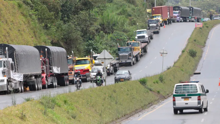 Bloqueo de la vía Quibdó - Medellín por protesta de comunidades indígenas