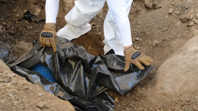 Recuperan cuerpos de civiles asesinados por paramilitares en el Meta