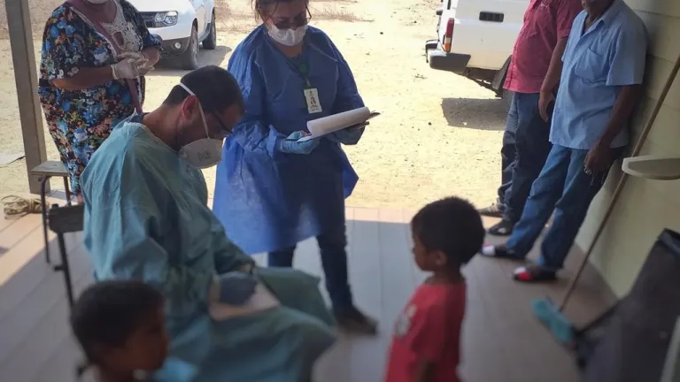 Unidad Móvil del ICBF y el equipo de Defensoría de Familia evalúa el estado de desnutriciones de los menores de edad.