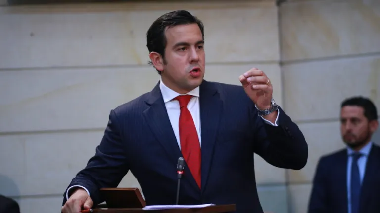 Rodrigo Lara renunció al Senado de la República
