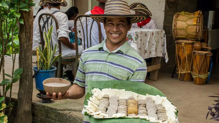 Campesinos vendiendo sus productos