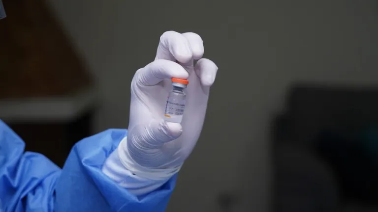 Colombia busca dosis de Moderna contra nuevas variantes del Covid