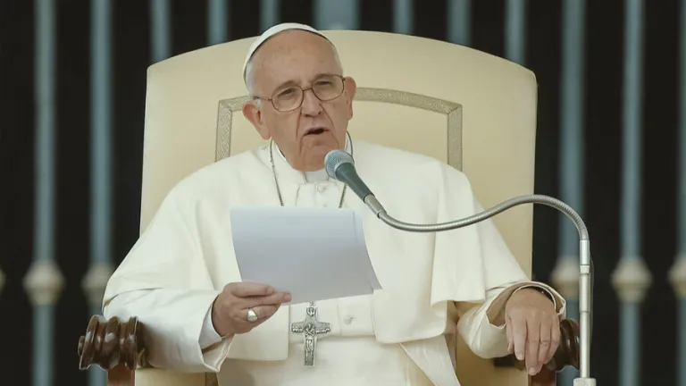 Papa Francisco pidió el fin de las guerras en misa de Navidad