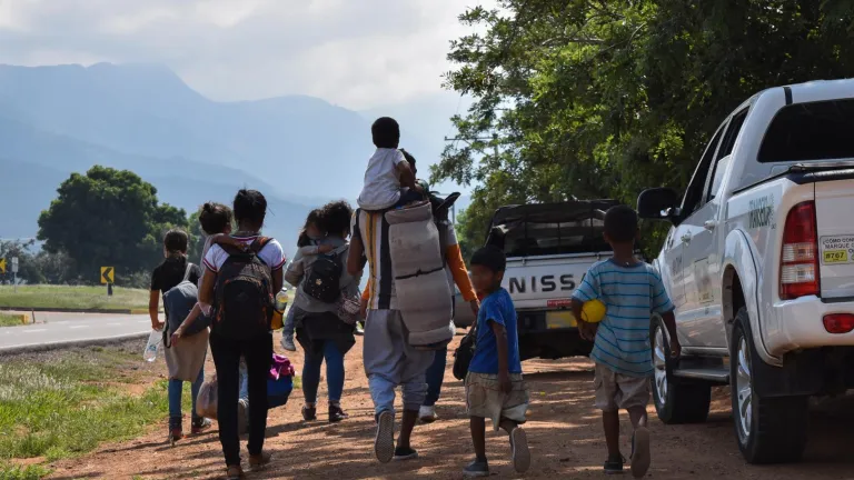 Indígenas migrantes y desplazados en frontera con Venezuela