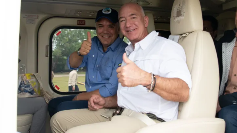 El empresario Jeff Bezos y el presidente Iván Duque en su viaje a Chiribiquete.