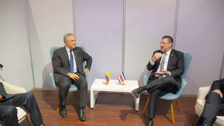 Duque asistió a la posesión del presidente electo de Costa Rica