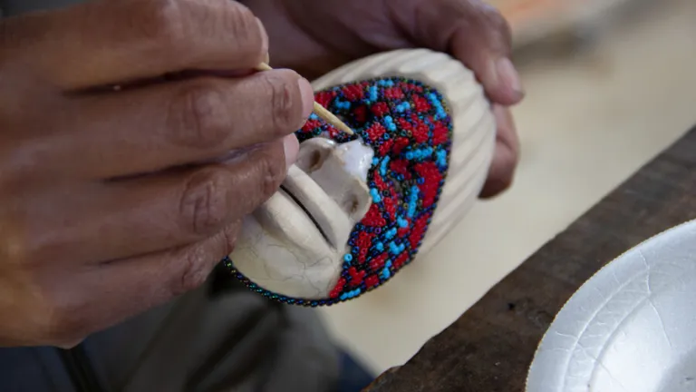 Desplazamiento de comunidades indígenas: apoyo a artesanos