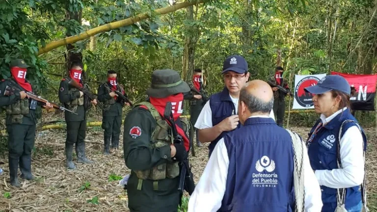 El Eln libera a seis miembros de la fuerza pública en Arauca