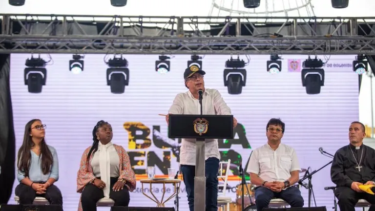Petro: “Ni un peso de la tributaria será para aviones de combate”