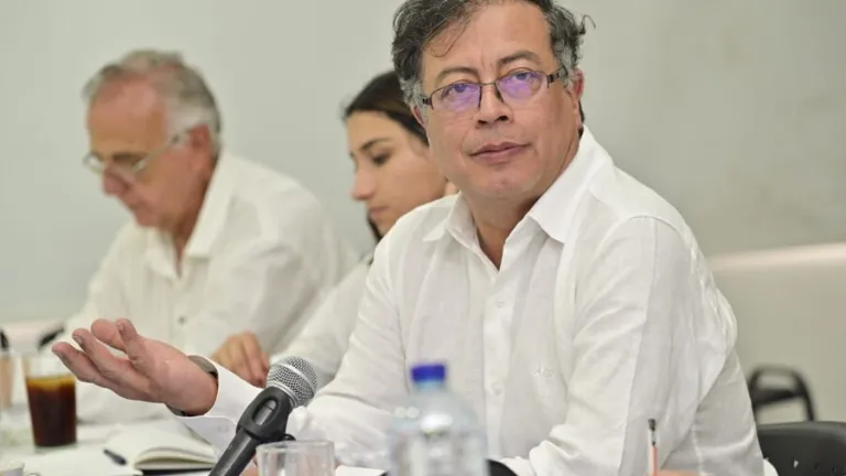 Presidente Petro pide investigar falta de compra de medicamentos
