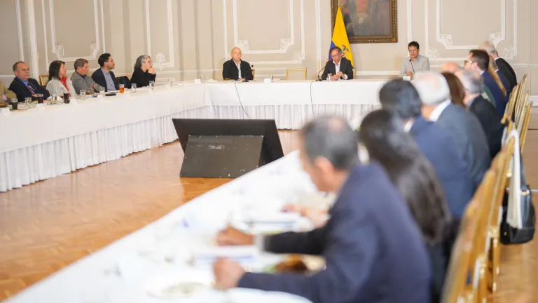 Gustavo Petro reunido con el equipo negociador en los diálogos con el ELN en la Casa de Nariño
